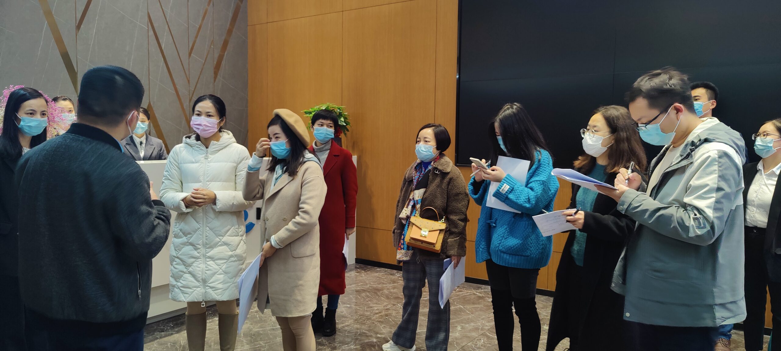 热烈欢迎市区领导莅临千视电子视察工作